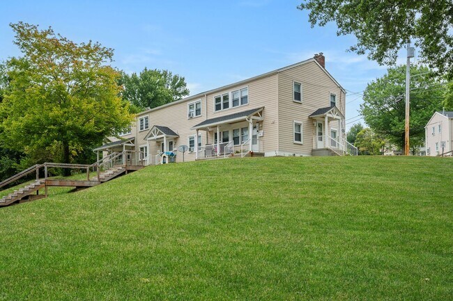 Building Photo - 3 Bedroom Townhouse in Midland, PA!! Apply...