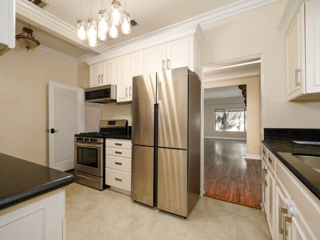 Building Photo - 152 N Arnaz Dr