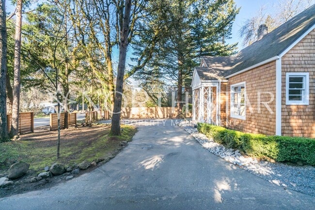 Building Photo - Newly Remodeled Lake Oswego Cottage With Lake Access.