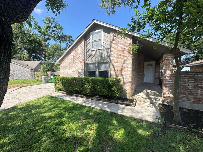 Building Photo - Gorgeous 4bd 2ba on Mature Lot in Prime Lo...