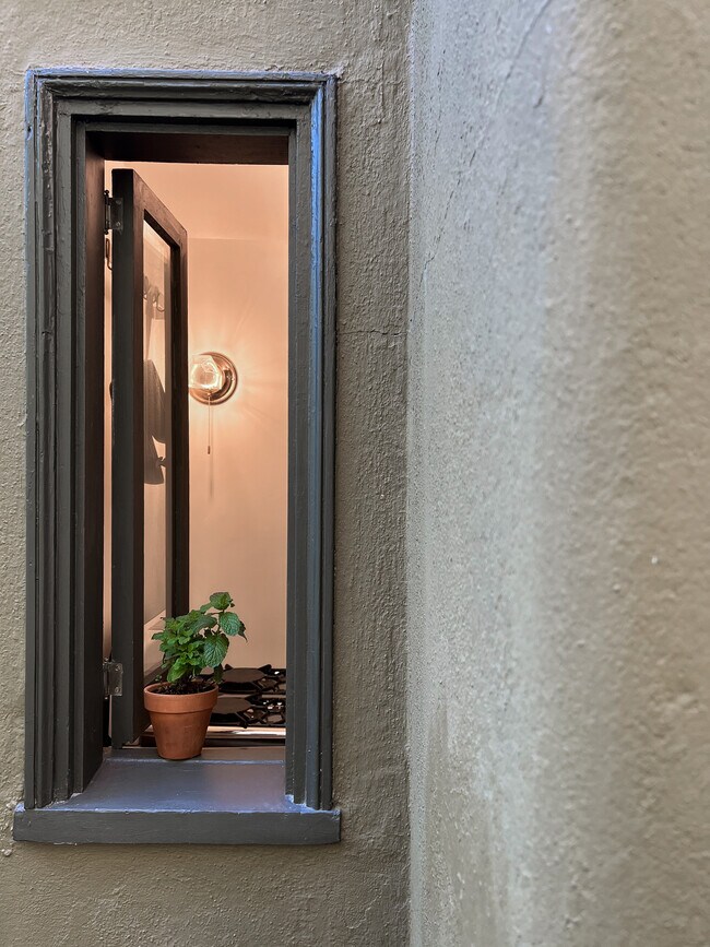 Building Photo - 234 Columbia Pl