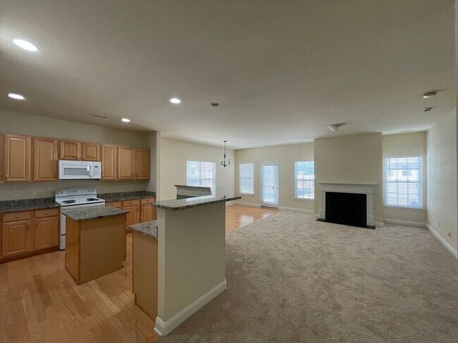 Building Photo - Lovely home in Pineville!