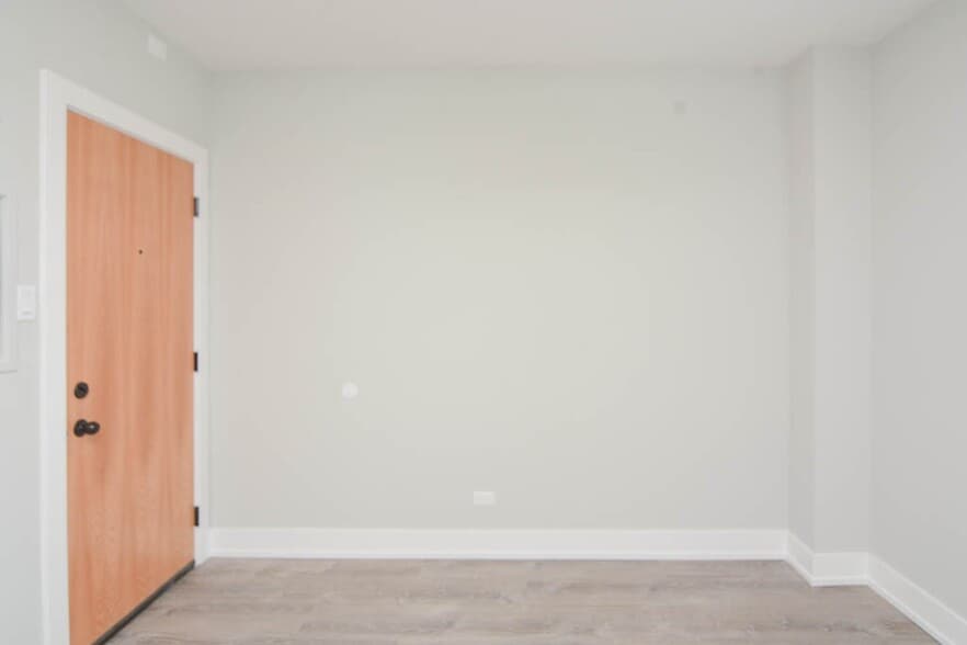 Building Photo - 545 W Belmont Ave