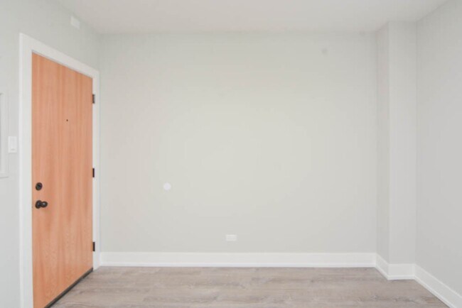 Building Photo - 508 W Belmont Ave