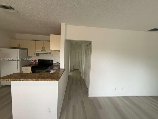 Building Photo - 2834 Coral Springs Dr