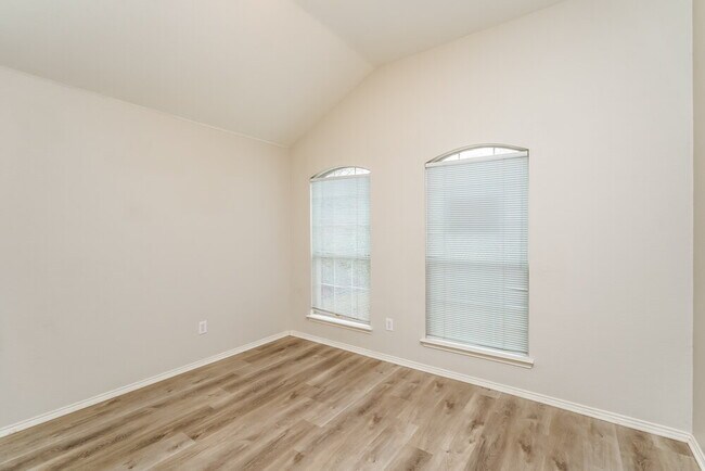 Building Photo - 5528 Spring Ridge Dr