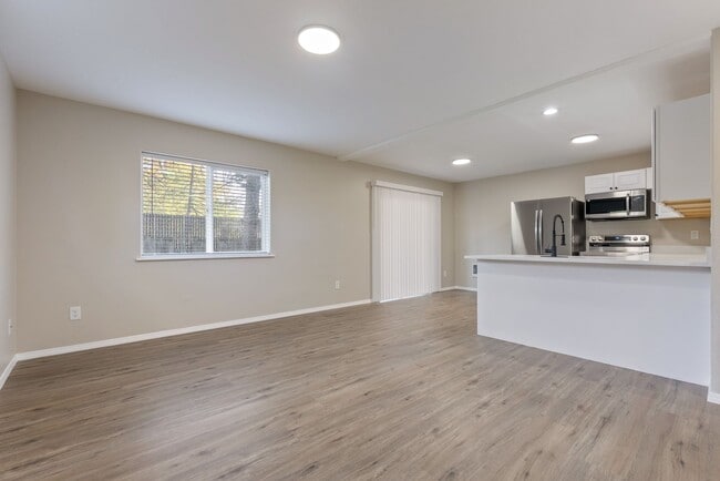 Building Photo - 4 bedroom/2.5 bathroom available in SE Portland