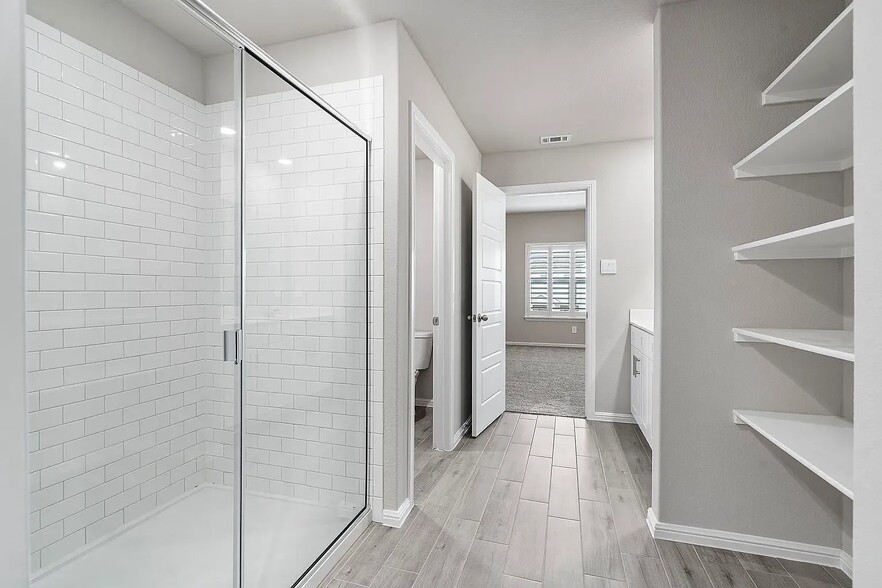 Master bathroom - 3417 Lake District Ln