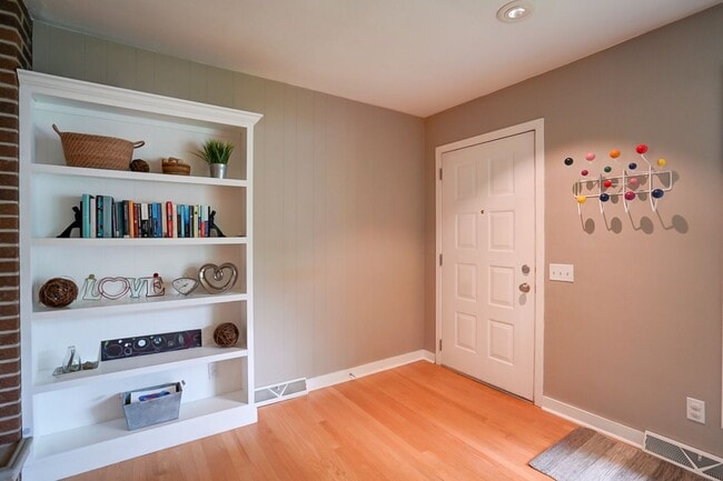 Building Photo - Charming West Side Single Family Home with Mid Century Modern feel
