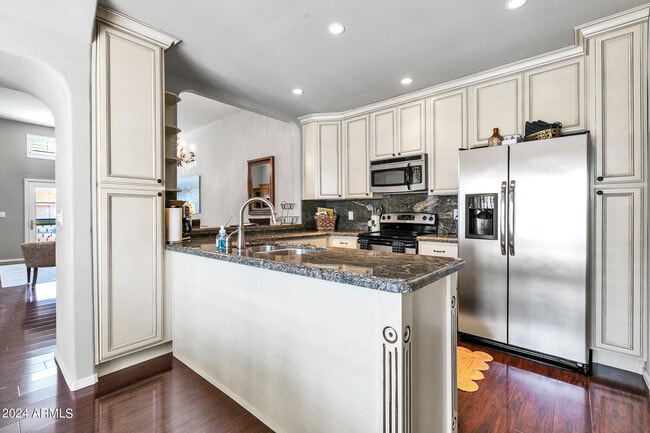 Building Photo - 8889 E Meadow Hill Dr