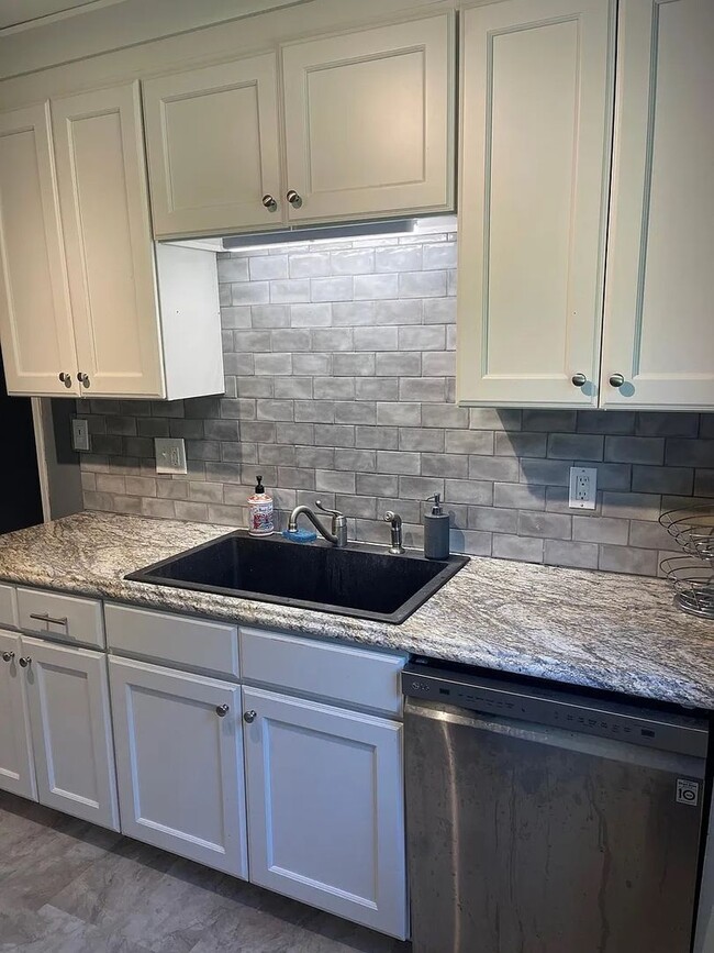 Building Photo - 2525 Miller Park Cir
