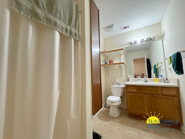 Building Photo - Charming 3-Bedroom Home located in between Hurlburt and Eglin AFB!