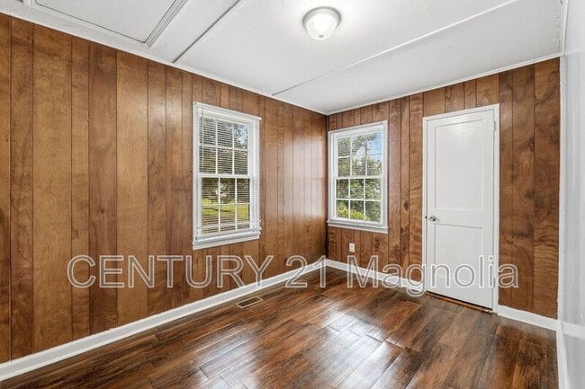 Building Photo - 934 Bluebird Rd