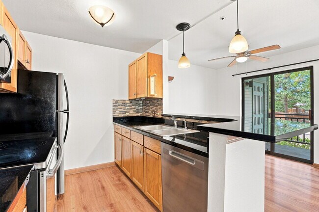 Building Photo - $2,340.95, 2 Bed 2 Bath Condo in Boulder with In Unit Laundry!