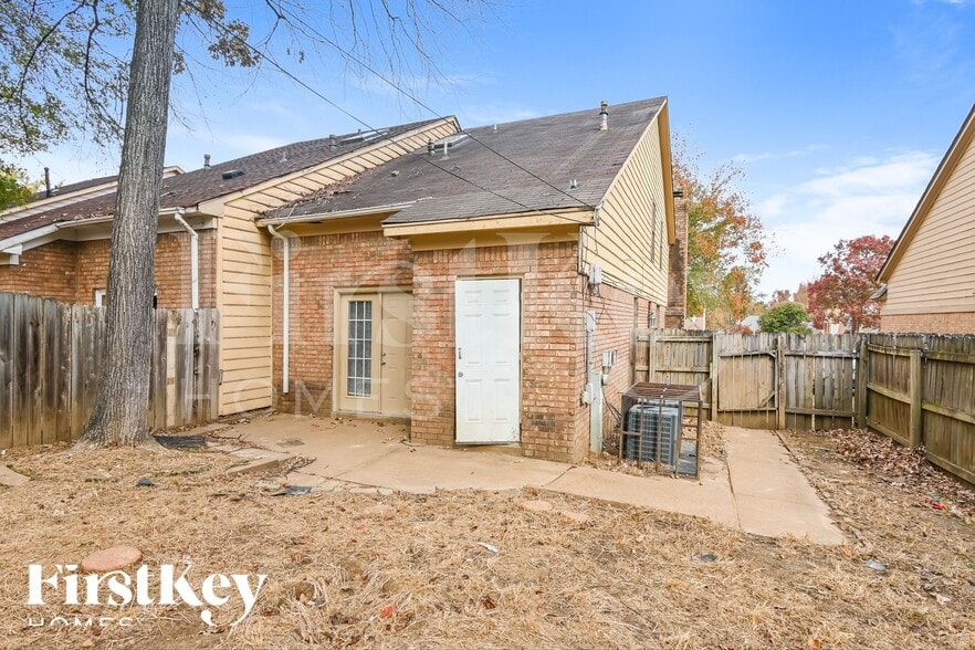 Building Photo - 5855 Plum Valley Dr