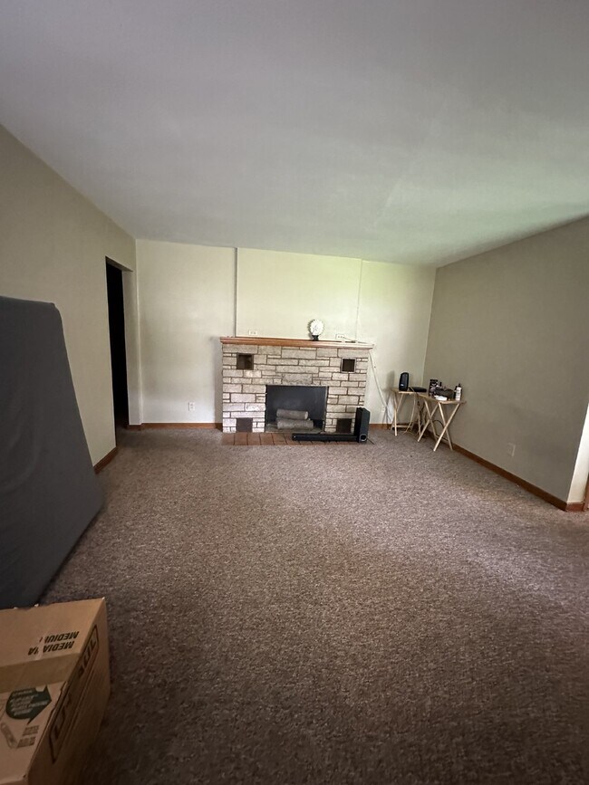 Building Photo - One Bedroom One Bath Unit in Triplex near Downtown and UWEC!