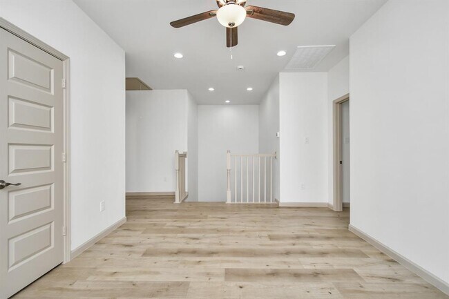 Building Photo - 2119 Esther Dr