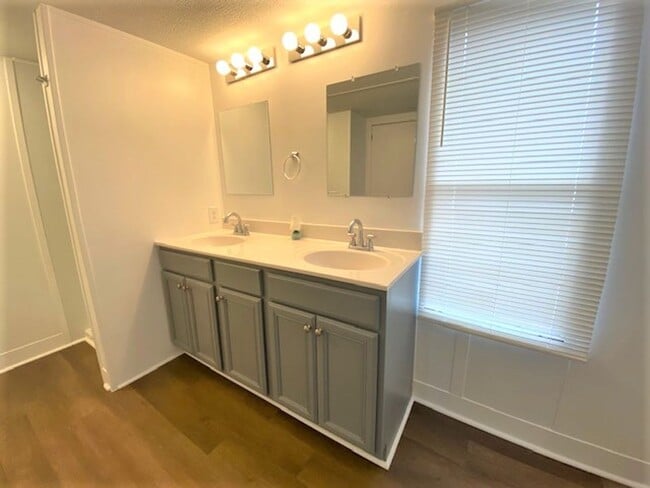 Building Photo - Matthews - 100% Remodeled, 2 Bedroom Home!