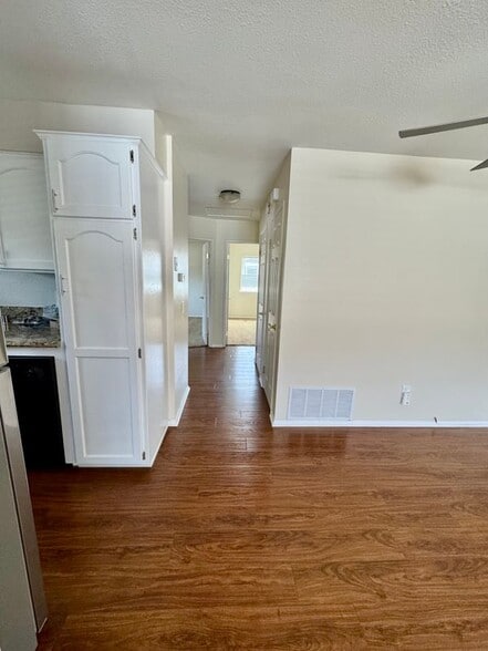 Building Photo - 4638 Via Vista Cir