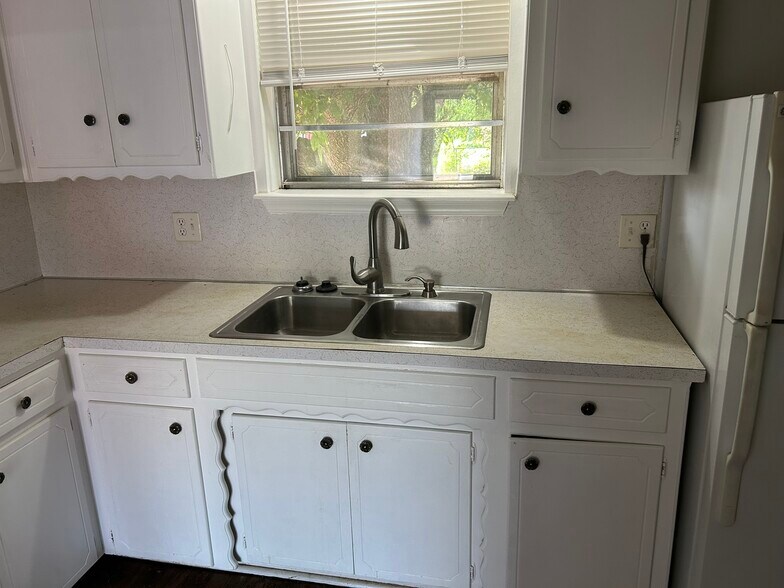 Kitchen sink - 1317 Lakecrest Dr