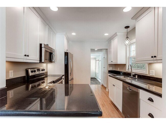 Building Photo - 1517 W 53rd St