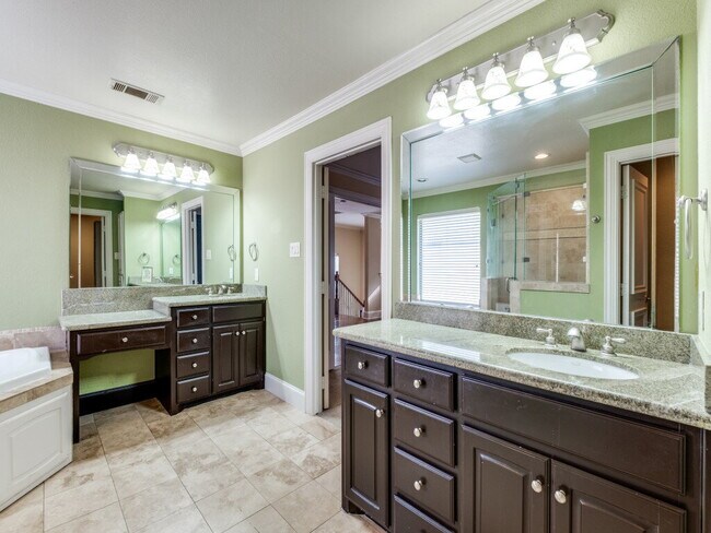 Building Photo - 3 bedroom 3 bath Duplex