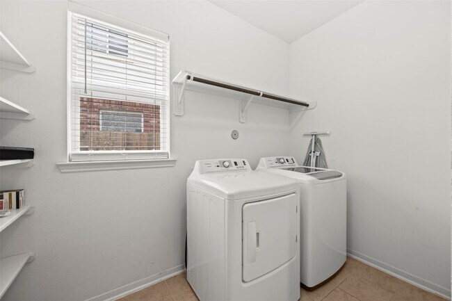 Building Photo - 13938 Sawmill Run Ln