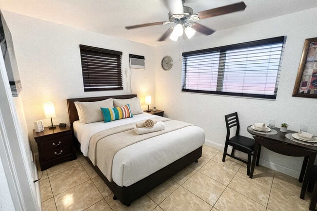 Building Photo - 338 Van Buren St