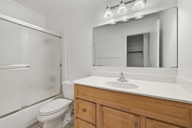 Building Photo - Spacious 4-bedroom 2-Bath in Desirable Area in Walnut Creek!