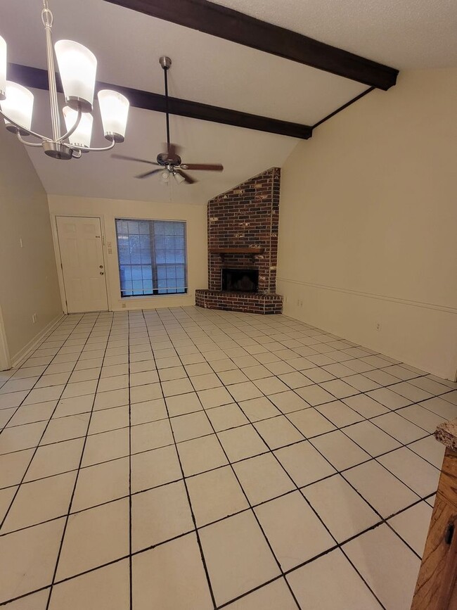 Building Photo - 3 bedroom 2 bathroom