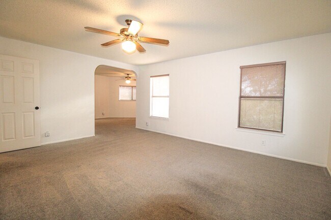 Building Photo - 14018 N Hills Village Dr