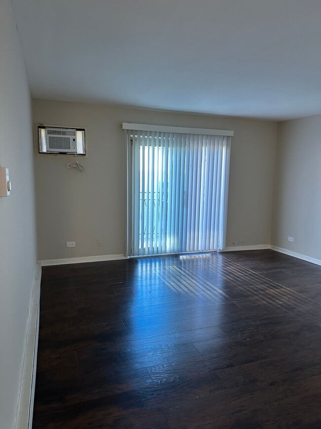 Building Photo - 1 Bed One Bath in DOWNTOWN Forest Park!!!