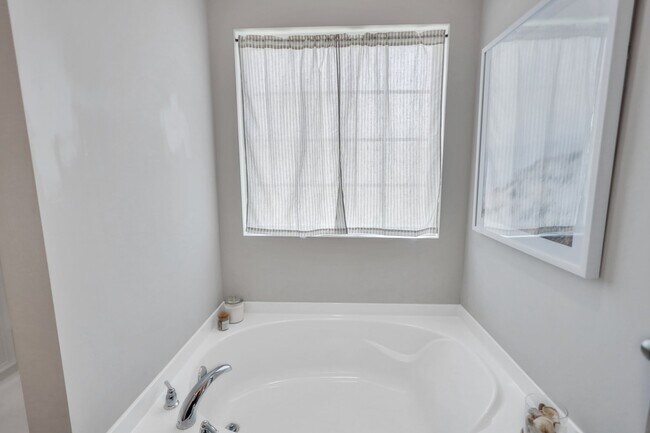 Building Photo - 725 Waterlily Ct