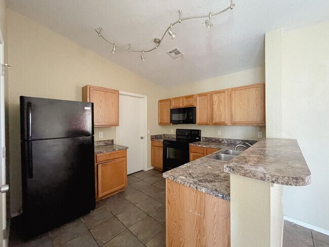 Building Photo - 824 Eric Cir