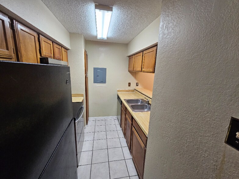 Building Photo - 9611 Walnut St