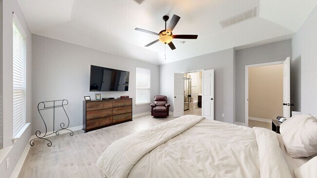 Building Photo - Spacious 4-bedroom, 2.5 bath, 3 car garage...