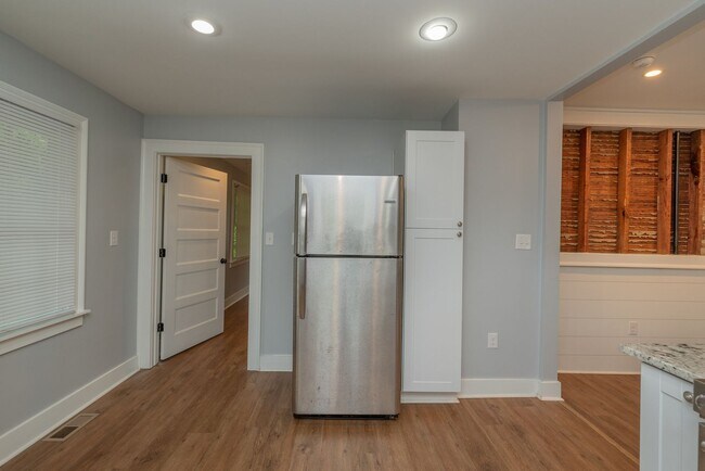 Building Photo - Beautiful 3 Bedroom 3 Bathroom Home Now Av...