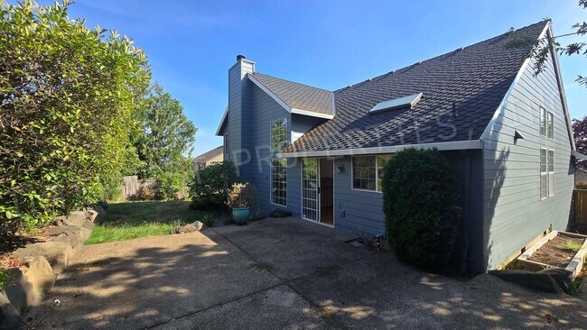 Building Photo - 4+ Bedroom Tigard Home With a Beautiful Vi...
