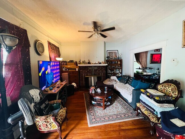 Building Photo - Charming 3bdrm/1.5bth Home Conveniently Lo...
