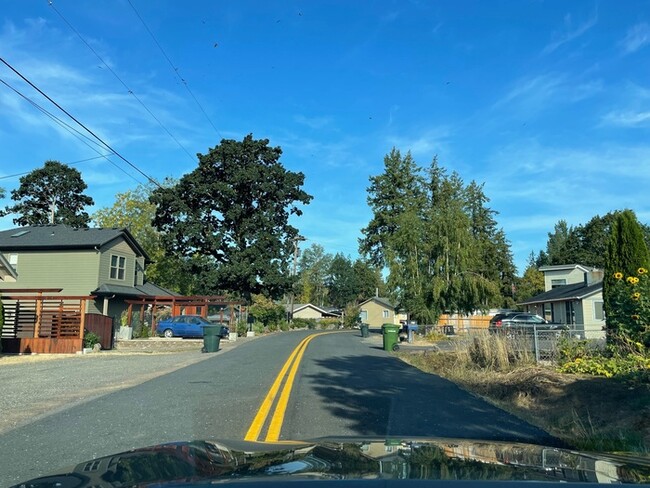 Building Photo - BEAUTIFUL THREE BEDROOM AT SILVER LAKE