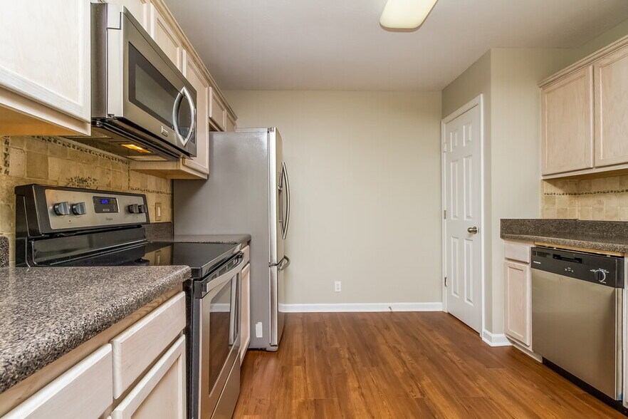 Building Photo - 7113 S Hampton Blvd