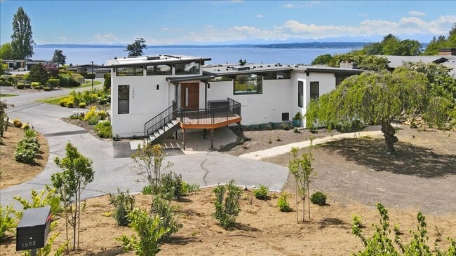 Building Photo - 4Bd/3.25Ba Shoreline House