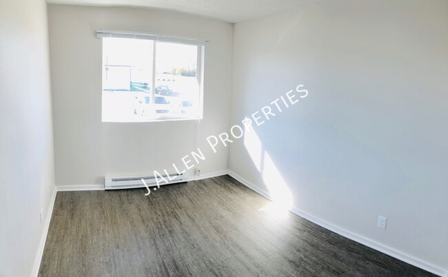 Building Photo - Very Nice Updated, Sunny 2 bed