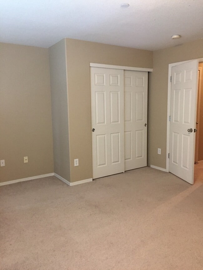 Building Photo - Large 2 Bedroom Sterling Ridge Town Home with 2 car garage