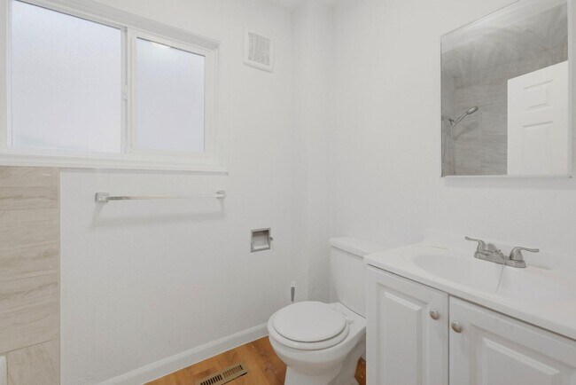 Building Photo - 810 E 63rd St
