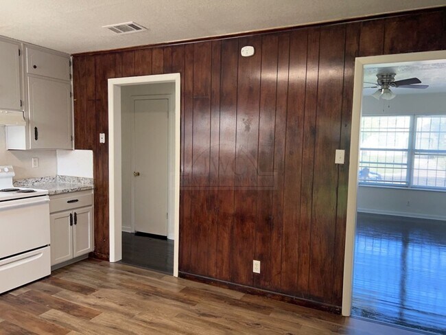 Building Photo - 908 Jefferies, Killeen
