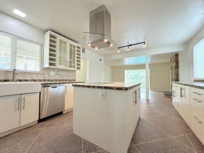 Building Photo - Beautiful Winnetka Home with Hardwood Floo...
