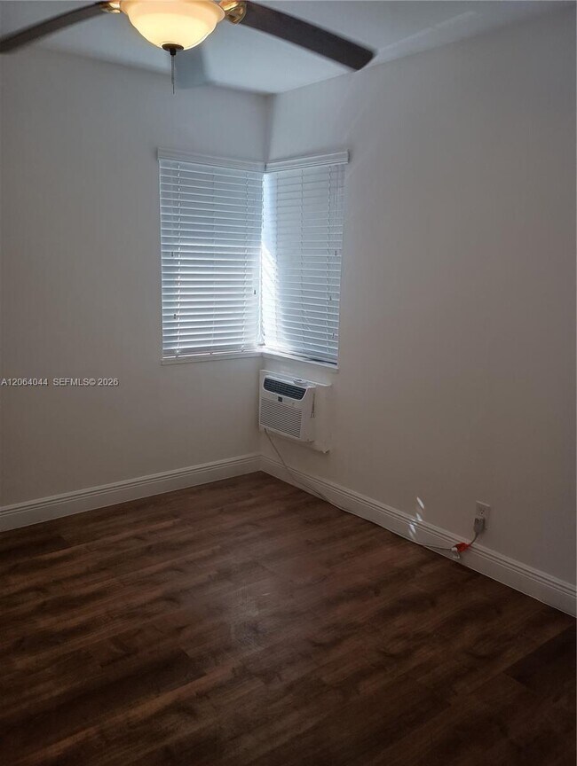 Building Photo - 545 74