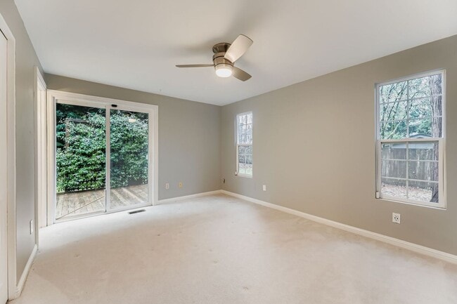 Building Photo - Amazing 4bed/2bath Home with Attached Garage in Kirkland!