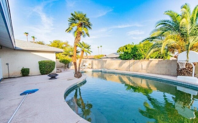 Building Photo - 2439 E Del Rio Dr